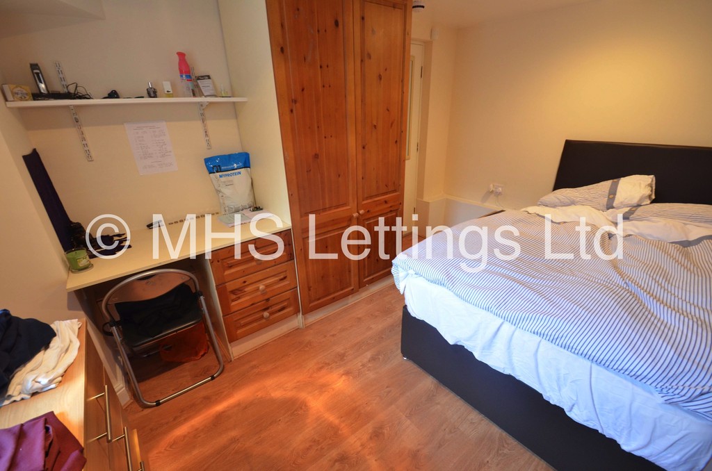 Photo of 5 Bedroom Mid Terraced House in 23 Ashville Road, Leeds, LS6 1NA