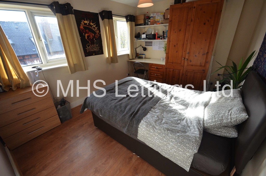 Photo of 4 Bedroom Mid Terraced House in 23 Ashville Road, Leeds, LS6 1NA