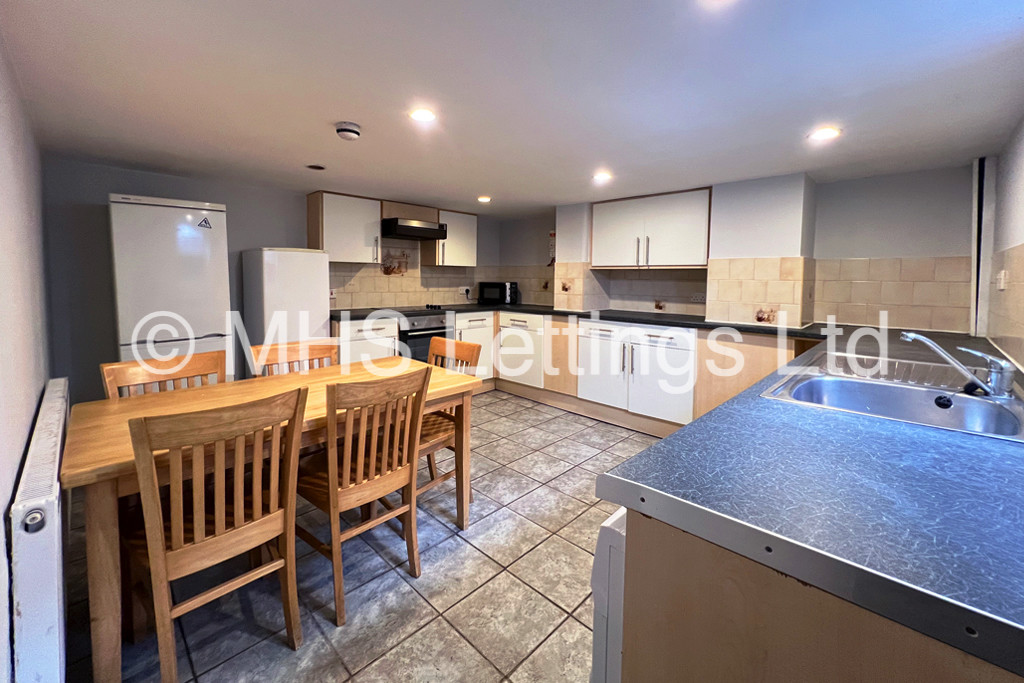 Photo of 4 Bedroom End Terraced House in 1 Quarry Place, Leeds, LS6 2JT