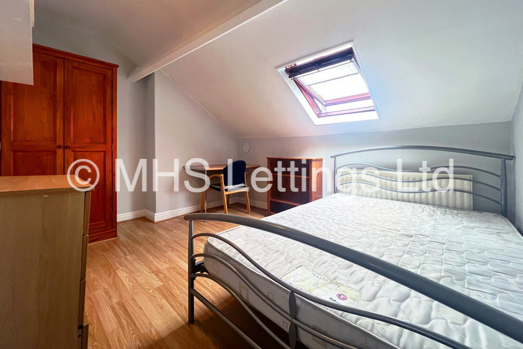 Photo of 4 Bedroom End Terraced House in 1 Quarry Place, Leeds, LS6 2JT