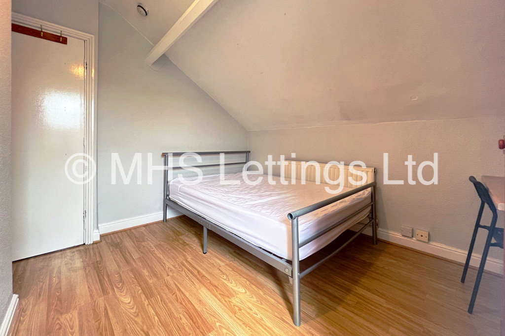 Photo of 4 Bedroom End Terraced House in 1 Quarry Place, Leeds, LS6 2JT