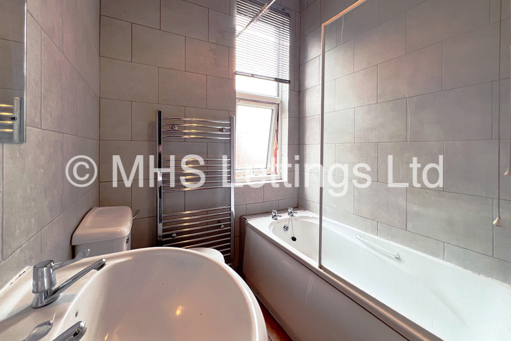 Photo of 4 Bedroom End Terraced House in 1 Quarry Place, Leeds, LS6 2JT