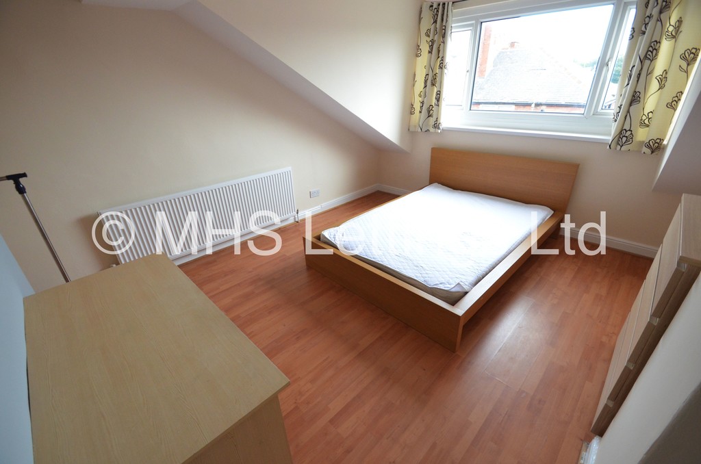 Photo of 4 Bedroom Mid Terraced House in 10 Hartley Grove, Leeds, LS6 2LD