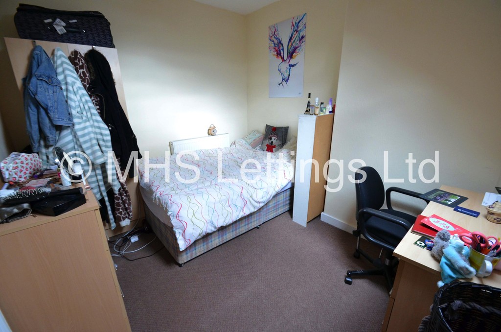 Photo of 4 Bedroom Mid Terraced House in 42 Walmsley Road, Leeds, LS6 1NG