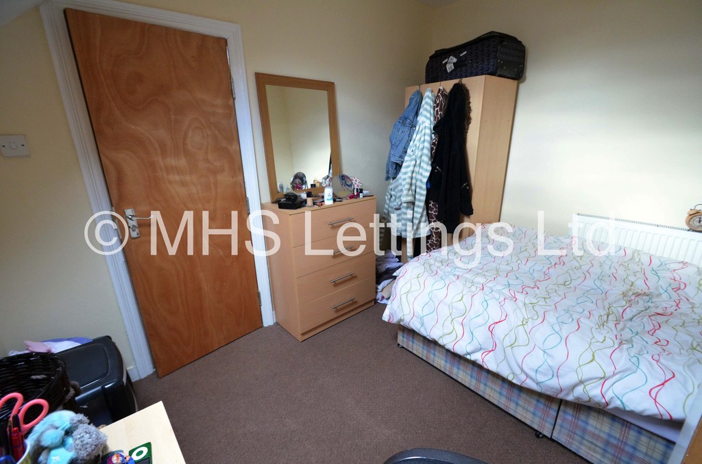 Photo of 4 Bedroom Mid Terraced House in 42 Walmsley Road, Leeds, LS6 1NG