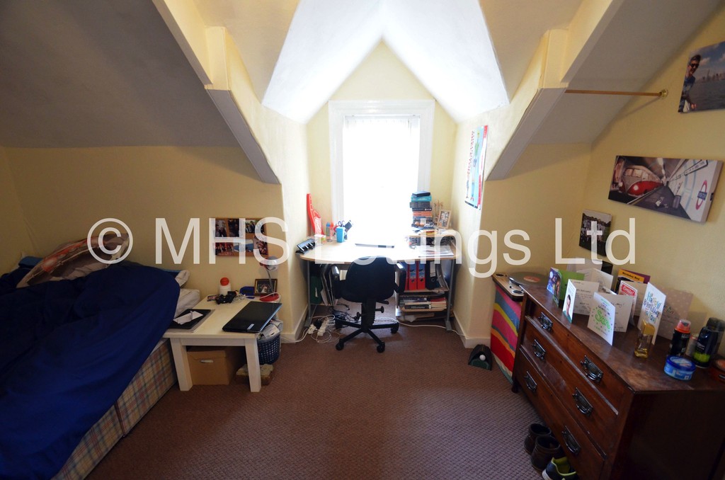 Photo of 4 Bedroom Mid Terraced House in 42 Walmsley Road, Leeds, LS6 1NG