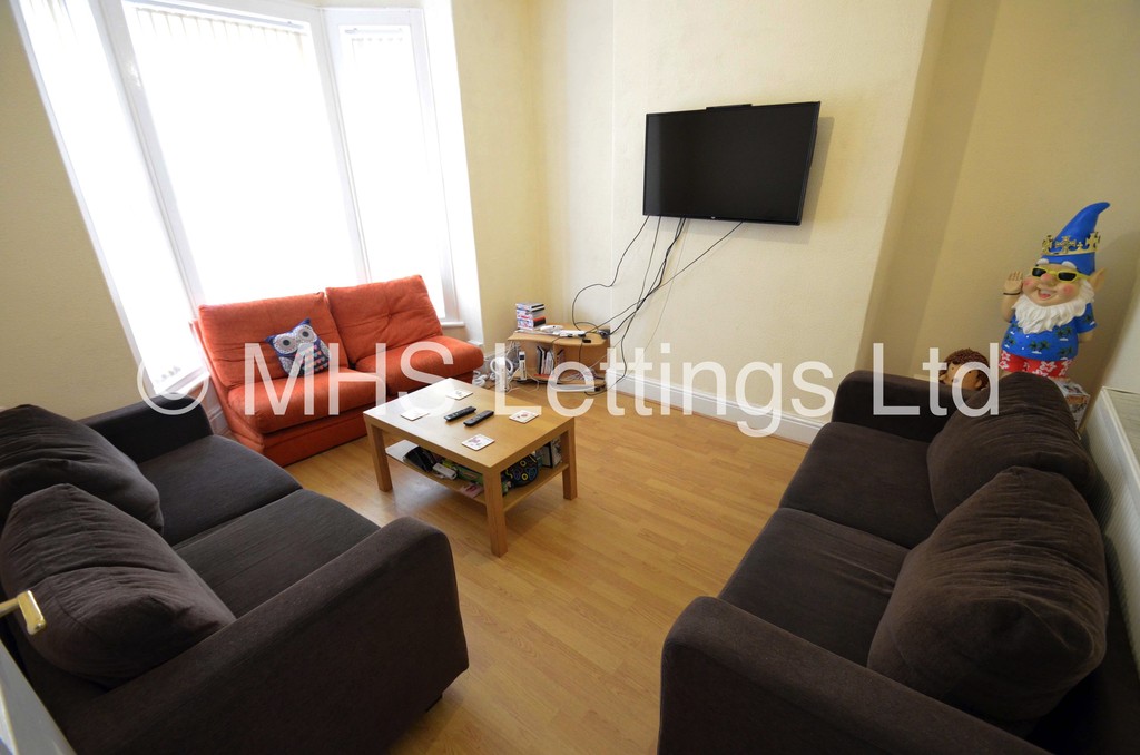 Photo of 4 Bedroom Mid Terraced House in 42 Walmsley Road, Leeds, LS6 1NG