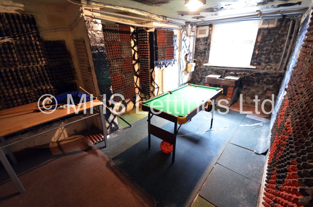 Photo of 4 Bedroom Mid Terraced House in 42 Walmsley Road, Leeds, LS6 1NG