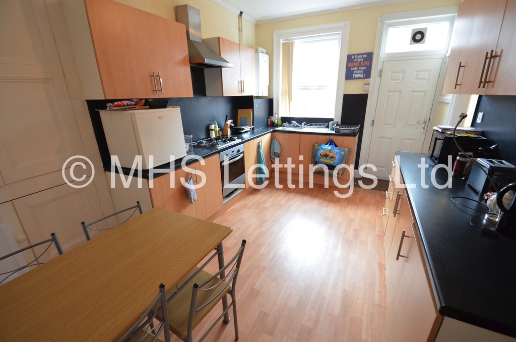 Photo of 4 Bedroom Mid Terraced House in 42 Walmsley Road, Leeds, LS6 1NG
