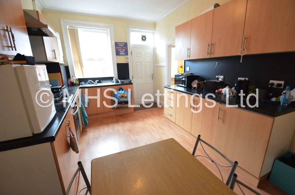 Photo of 4 Bedroom Mid Terraced House in 42 Walmsley Road, Leeds, LS6 1NG