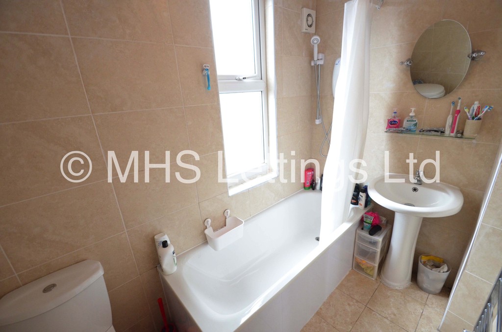 Photo of 4 Bedroom Mid Terraced House in 42 Walmsley Road, Leeds, LS6 1NG