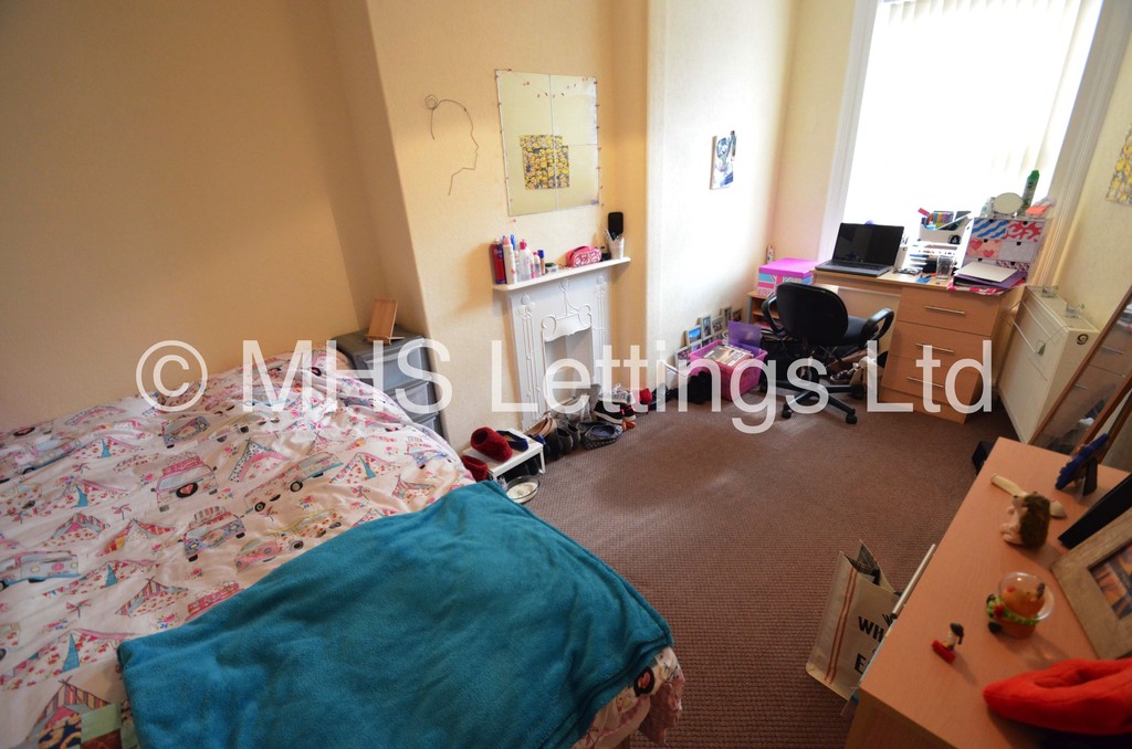 Photo of 4 Bedroom Mid Terraced House in 42 Walmsley Road, Leeds, LS6 1NG