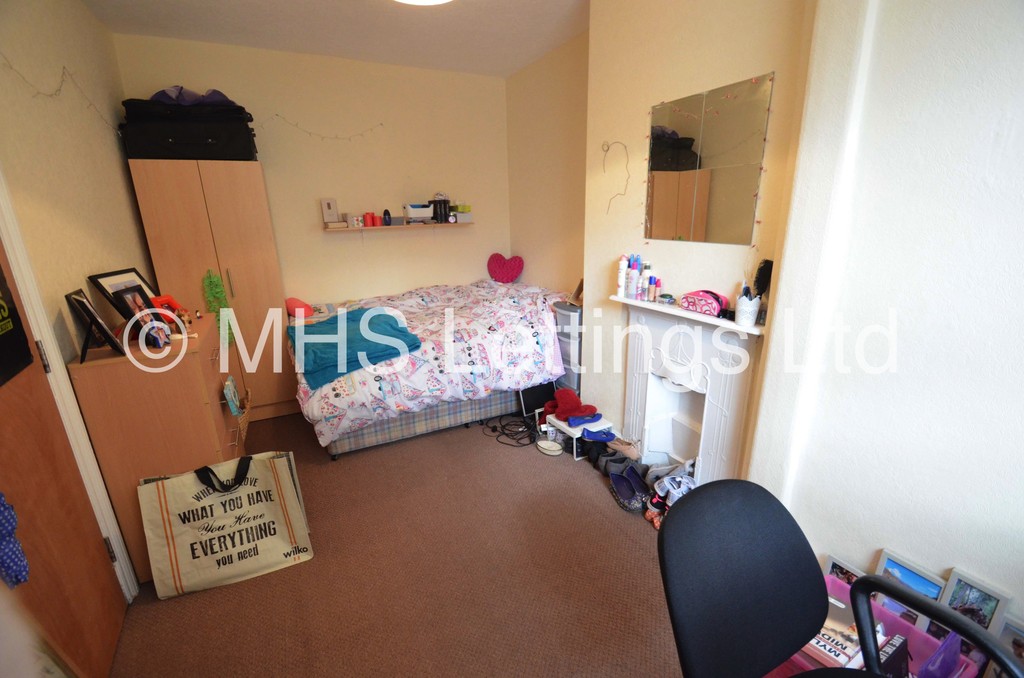 Photo of 4 Bedroom Mid Terraced House in 42 Walmsley Road, Leeds, LS6 1NG