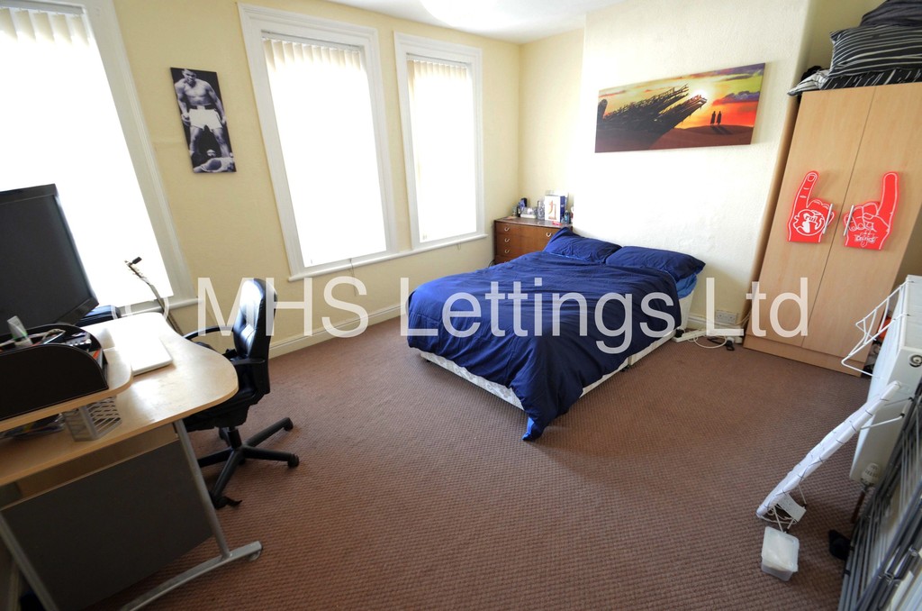 Photo of 4 Bedroom Mid Terraced House in 42 Walmsley Road, Leeds, LS6 1NG