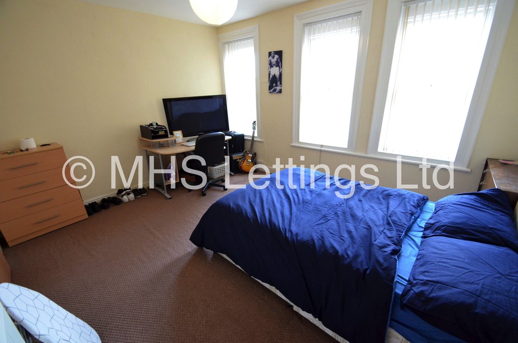Photo of 4 Bedroom Mid Terraced House in 42 Walmsley Road, Leeds, LS6 1NG