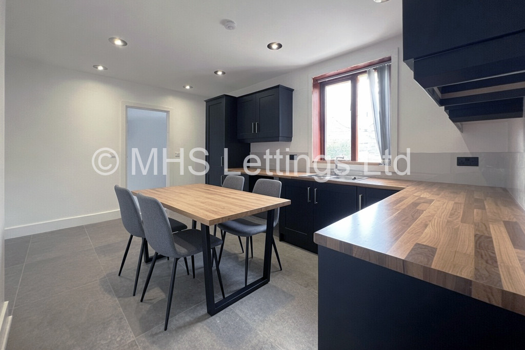 Photo of 3 Bedroom Detached House in 73 Armley Ridge Road, Leeds, LS12 3PE