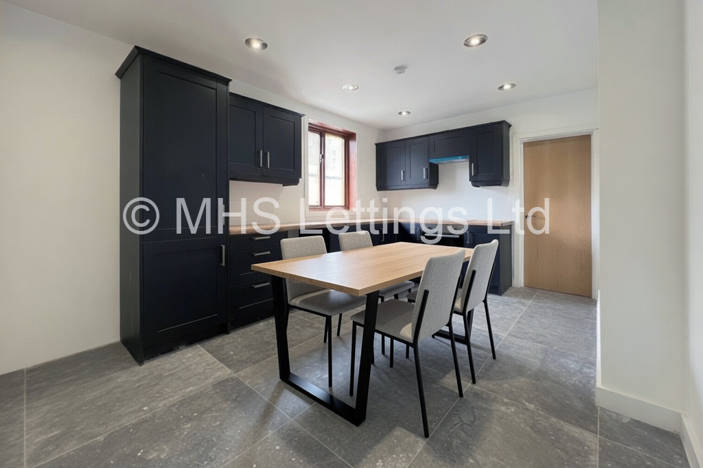 Photo of 3 Bedroom Detached House in 73 Armley Ridge Road, Leeds, LS12 3PE