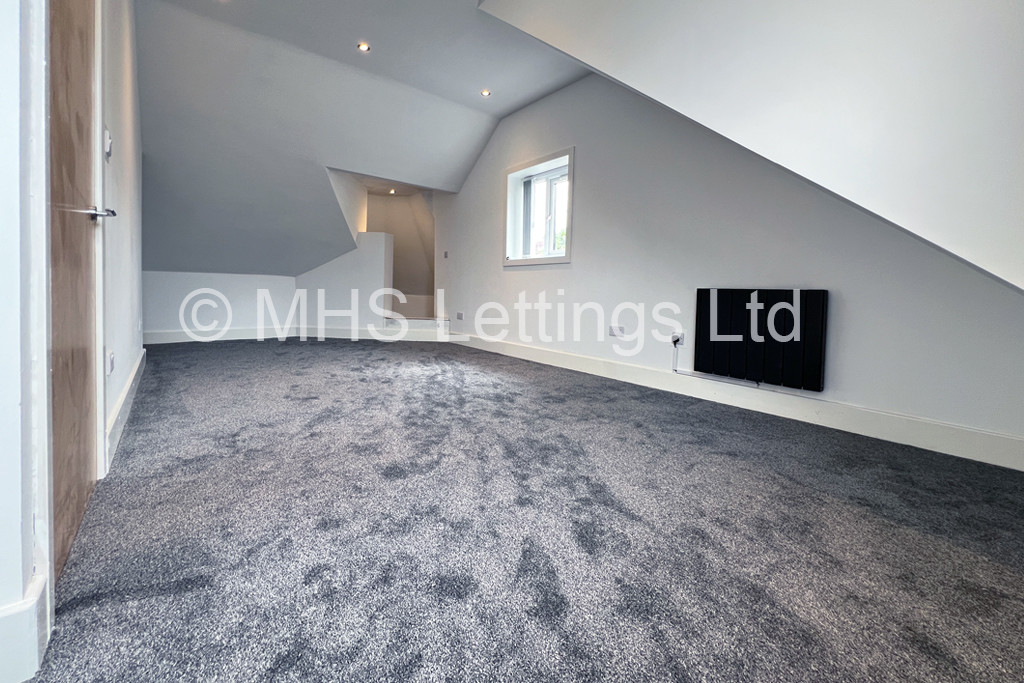 Photo of 3 Bedroom Detached House in 73 Armley Ridge Road, Leeds, LS12 3PE
