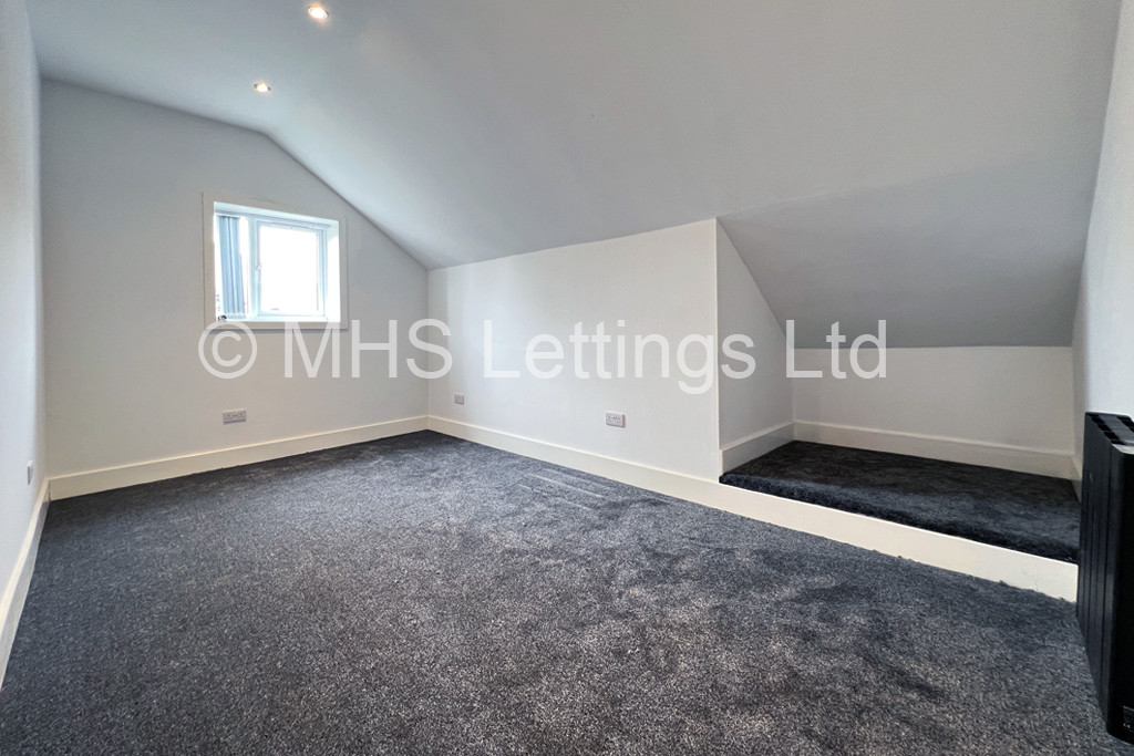 Photo of 3 Bedroom Detached House in 73 Armley Ridge Road, Leeds, LS12 3PE