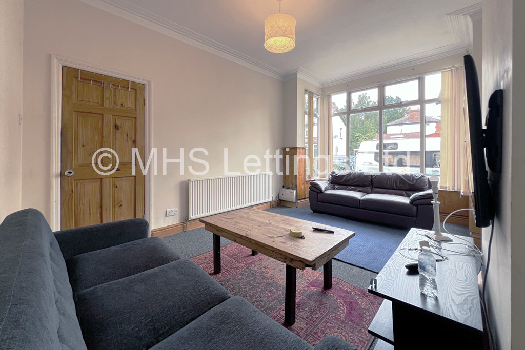Photo of 4 Bedroom Mid Terraced House in 5 Newport Mount, Leeds, LS6 3DB