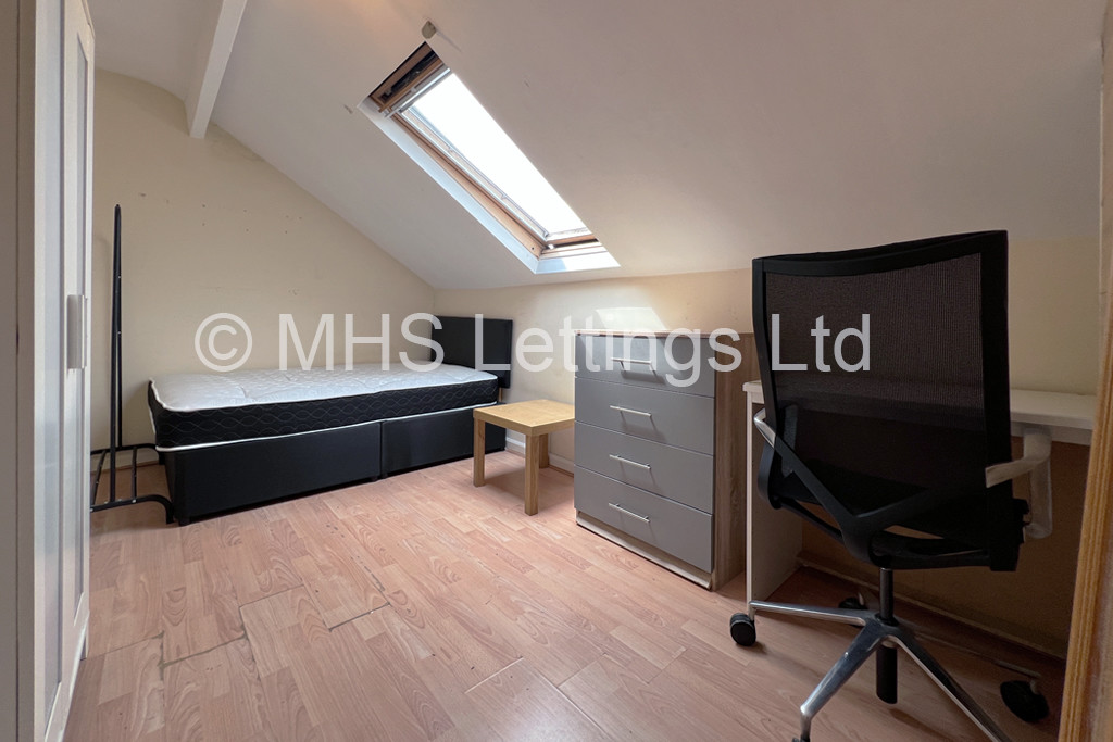 Photo of 4 Bedroom Mid Terraced House in 5 Newport Mount, Leeds, LS6 3DB