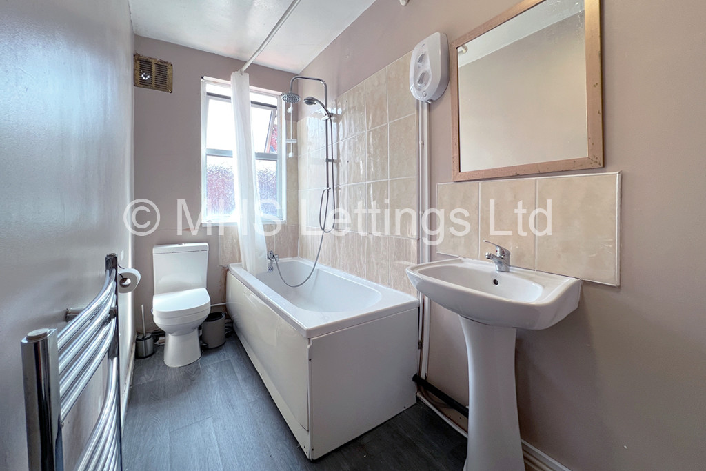 Photo of 4 Bedroom Mid Terraced House in 5 Newport Mount, Leeds, LS6 3DB