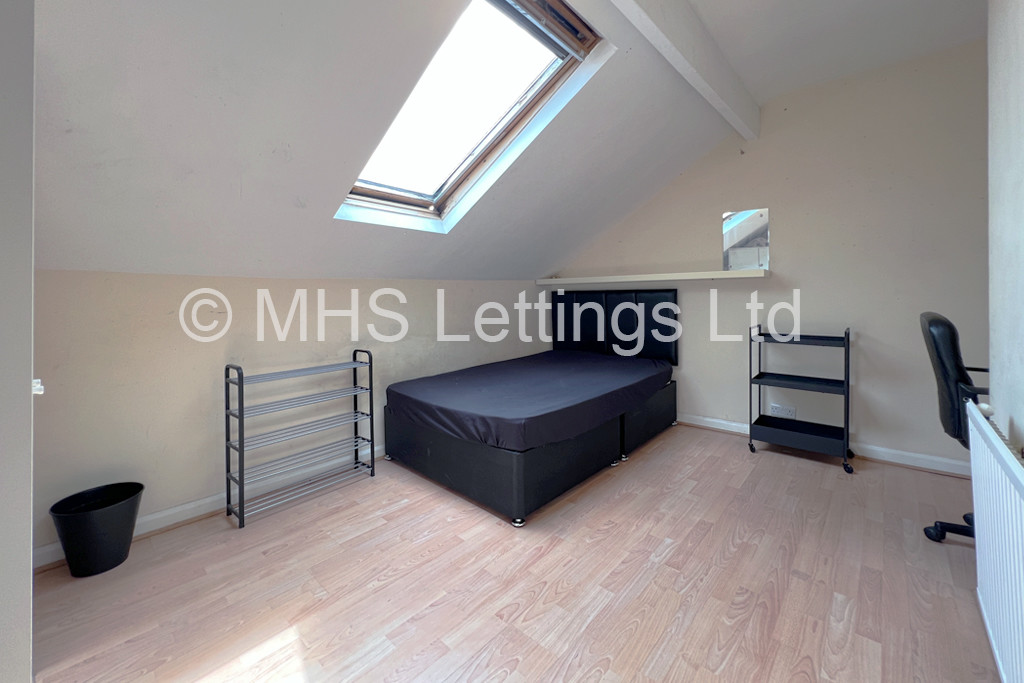 Photo of 4 Bedroom Mid Terraced House in 5 Newport Mount, Leeds, LS6 3DB