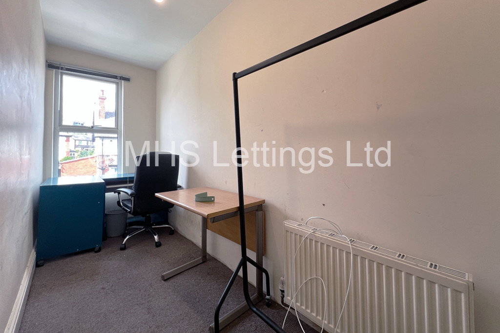 Photo of 3 Bedroom Mid Terraced House in 5 Newport Mount, Leeds, LS6 3DB