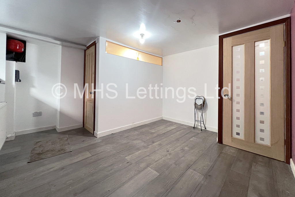 Photo of 3 Bedroom Mid Terraced House in 5 Newport Mount, Leeds, LS6 3DB