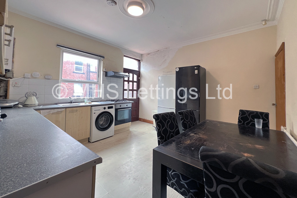 Photo of 3 Bedroom Mid Terraced House in 5 Newport Mount, Leeds, LS6 3DB