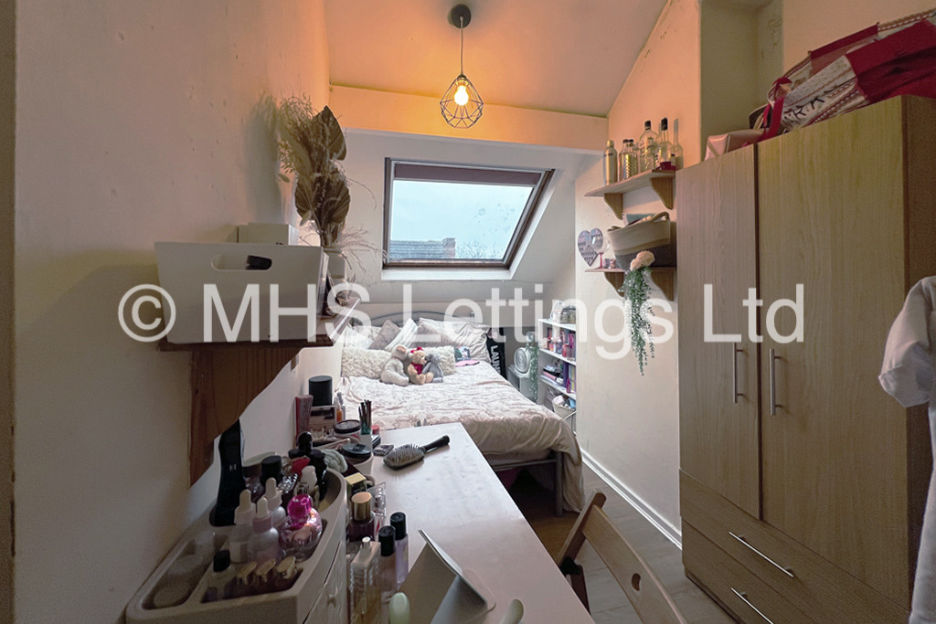 Photo of 1 Bedroom Mid Terraced House in Room 4, 24 Ashville Terrace, Leeds, LS6 1LZ