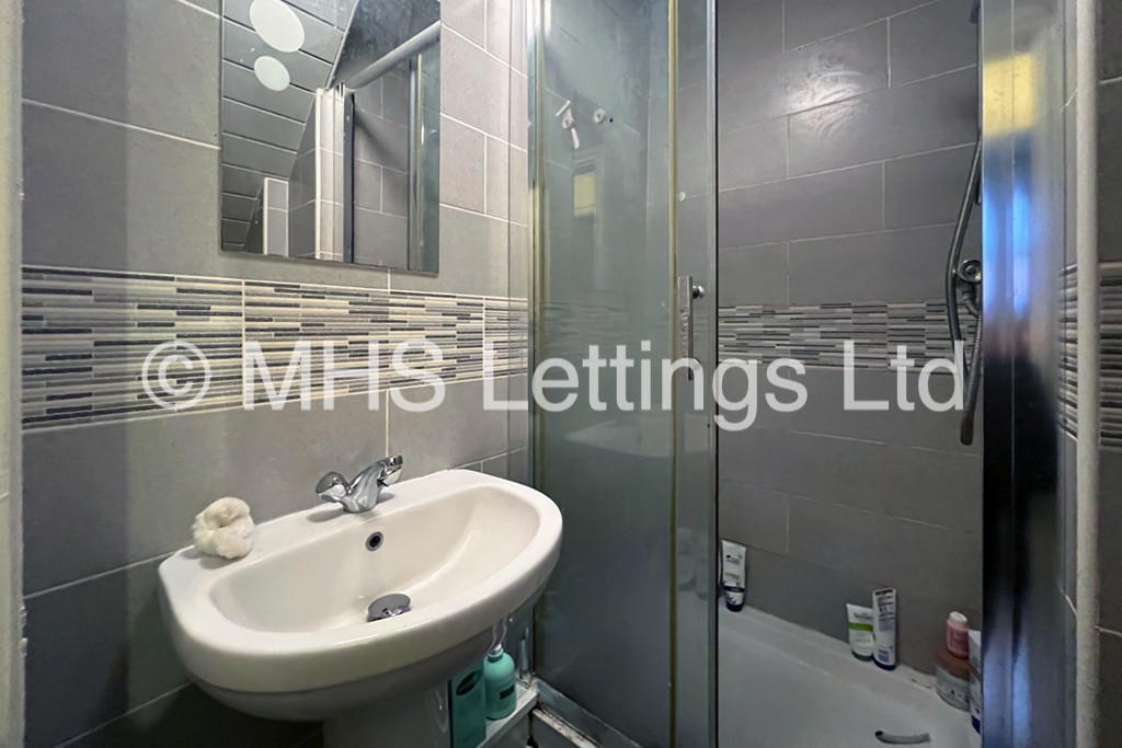 Photo of 1 Bedroom Mid Terraced House in Room 4, 24 Ashville Terrace, Leeds, LS6 1LZ