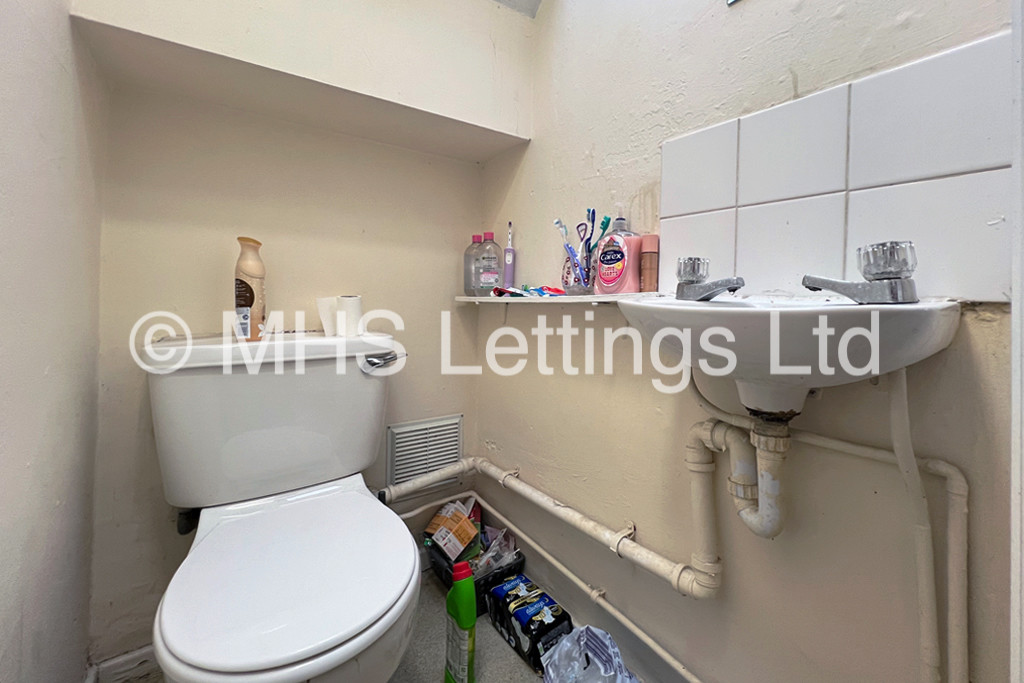 Photo of 1 Bedroom Mid Terraced House in Room 4, 24 Ashville Terrace, Leeds, LS6 1LZ