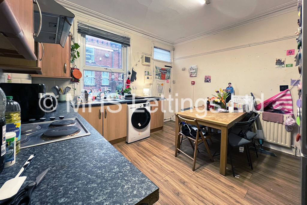 Photo of 1 Bedroom Mid Terraced House in Room 4, 24 Ashville Terrace, Leeds, LS6 1LZ
