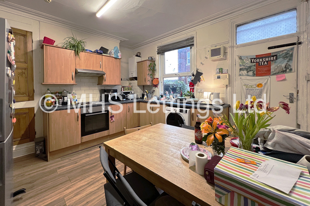 Photo of 1 Bedroom Mid Terraced House in Room 4, 24 Ashville Terrace, Leeds, LS6 1LZ