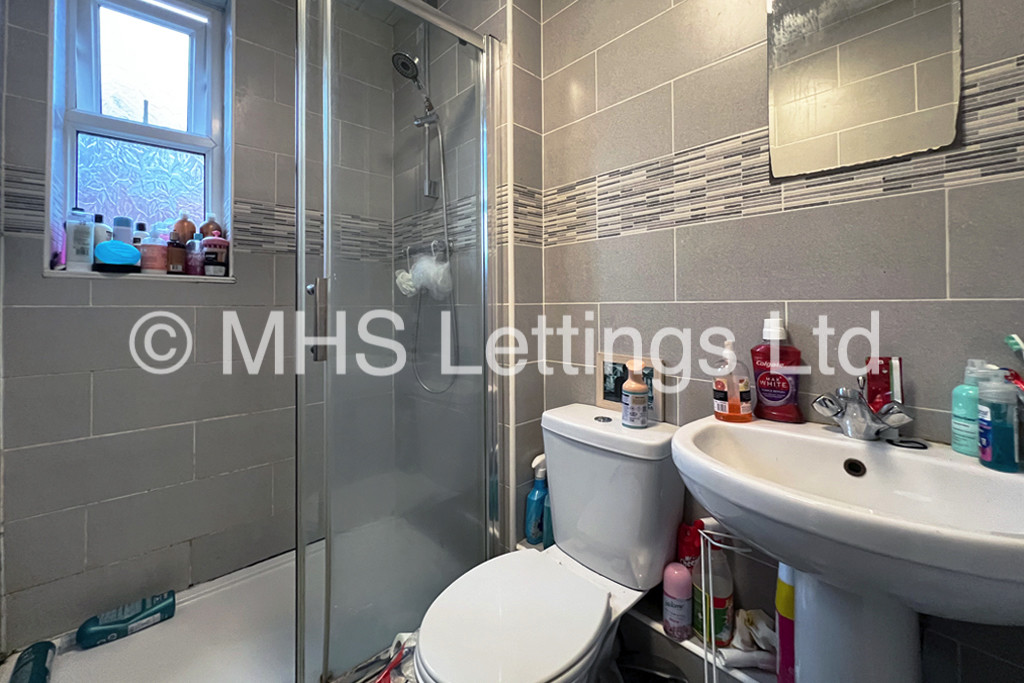 Photo of 1 Bedroom Mid Terraced House in Room 4, 24 Ashville Terrace, Leeds, LS6 1LZ