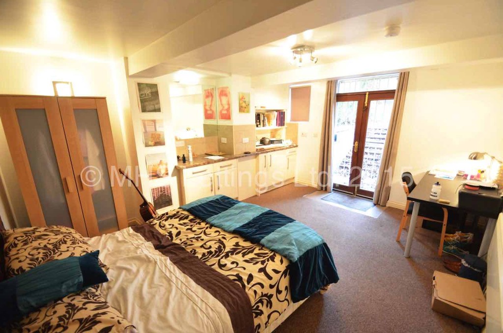 Photo of 4 Bedroom Flat in Flat 1, 18 Regent Park Avenue, Leeds, LS6 2AU