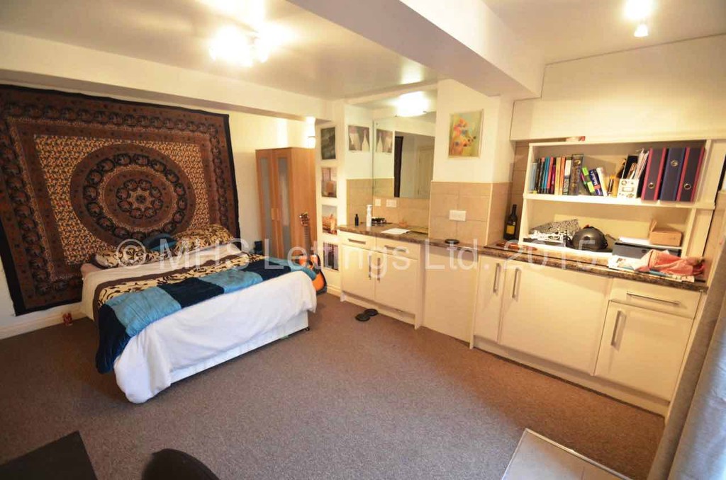 Photo of 4 Bedroom Flat in Flat 1, 18 Regent Park Avenue, Leeds, LS6 2AU