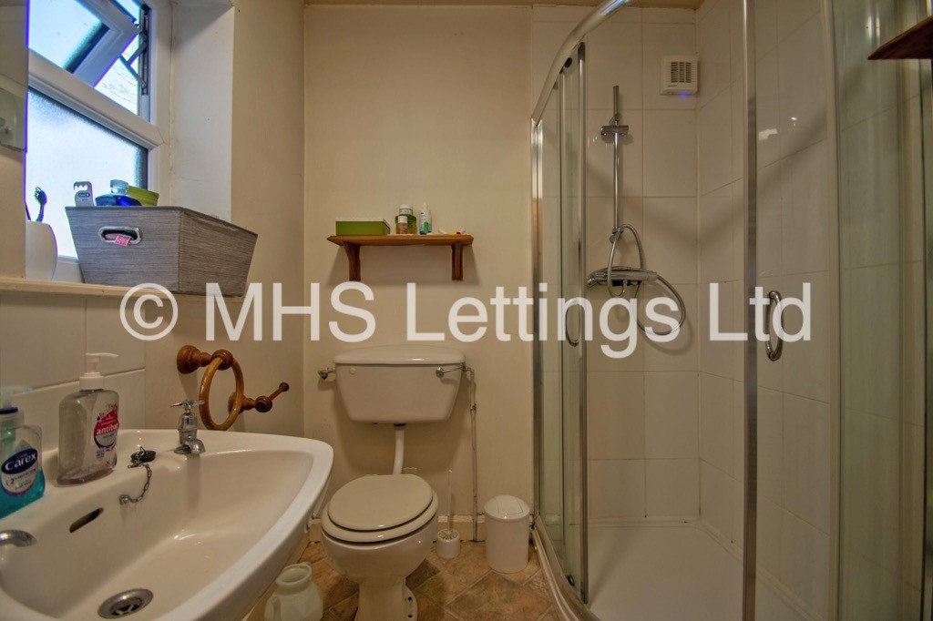 Photo of 4 Bedroom Flat in Flat 1, 18 Regent Park Avenue, Leeds, LS6 2AU