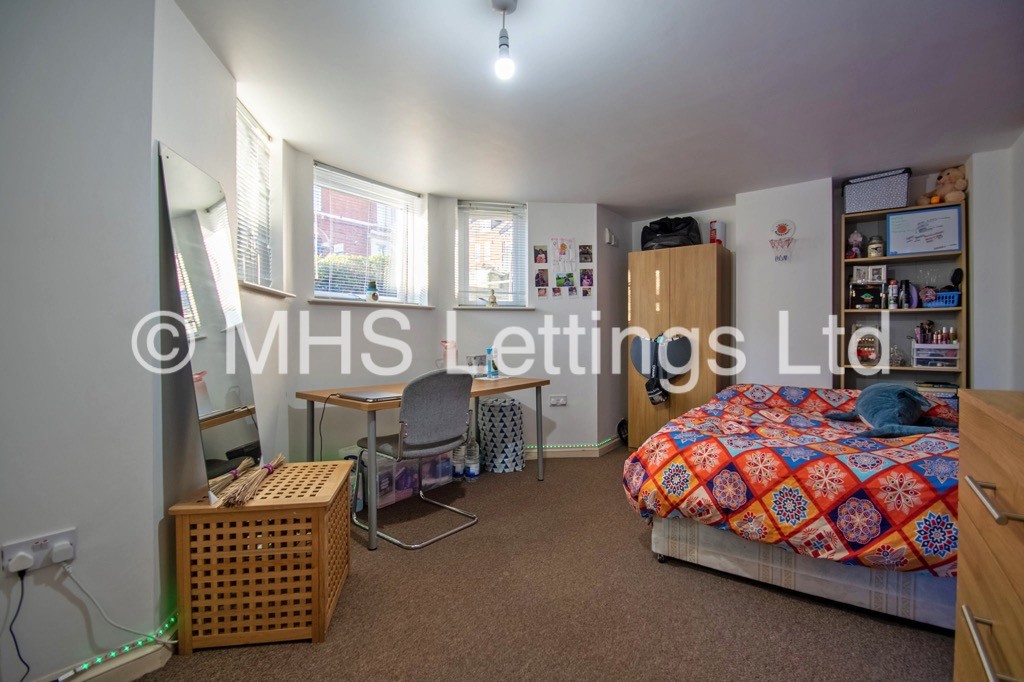 Photo of 4 Bedroom Flat in Flat 1, 18 Regent Park Avenue, Leeds, LS6 2AU