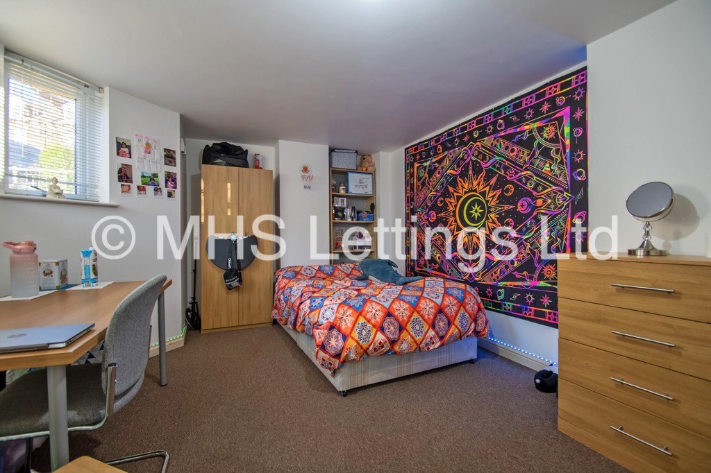 Photo of 4 Bedroom Flat in Flat 1, 18 Regent Park Avenue, Leeds, LS6 2AU