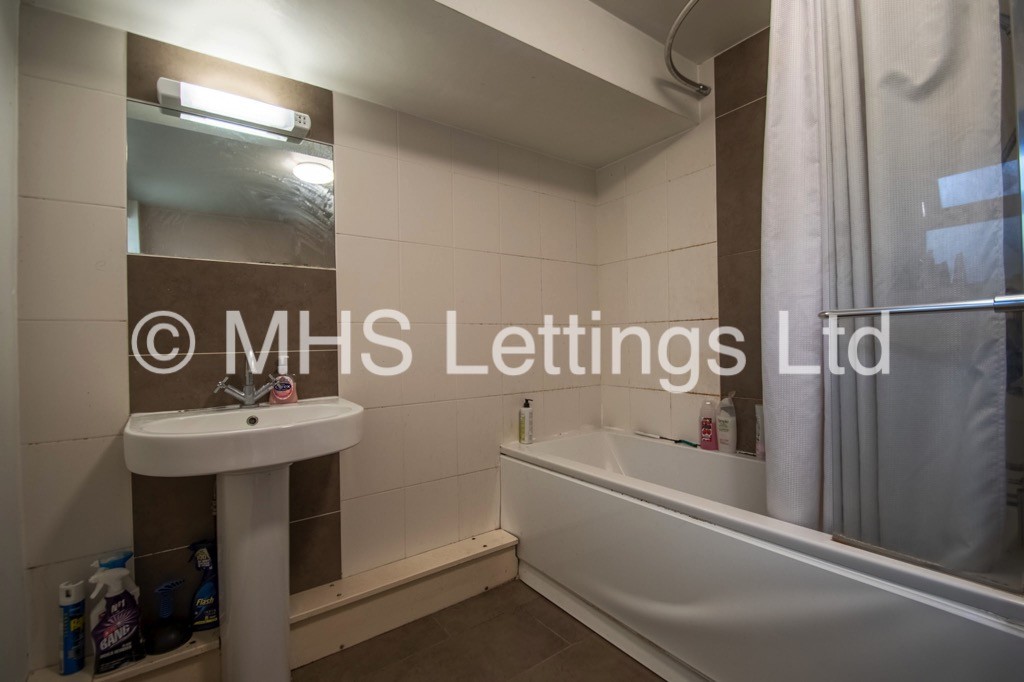 Photo of 4 Bedroom Flat in Flat 1, 18 Regent Park Avenue, Leeds, LS6 2AU