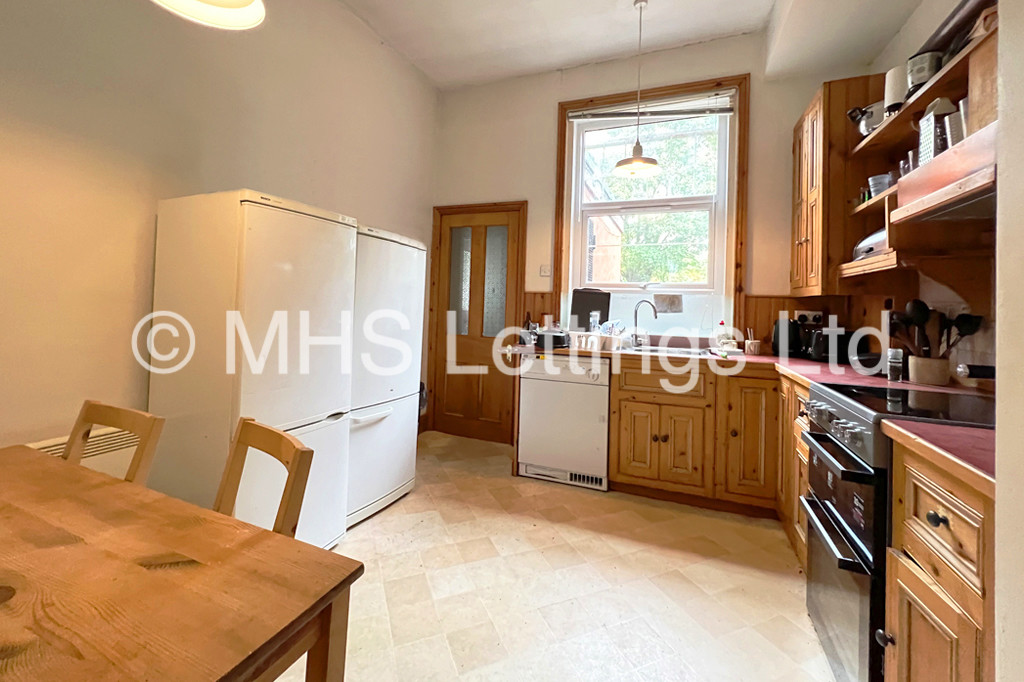 Photo of 4 Bedroom Flat in Flat 1, 18 Regent Park Avenue, Leeds, LS6 2AU