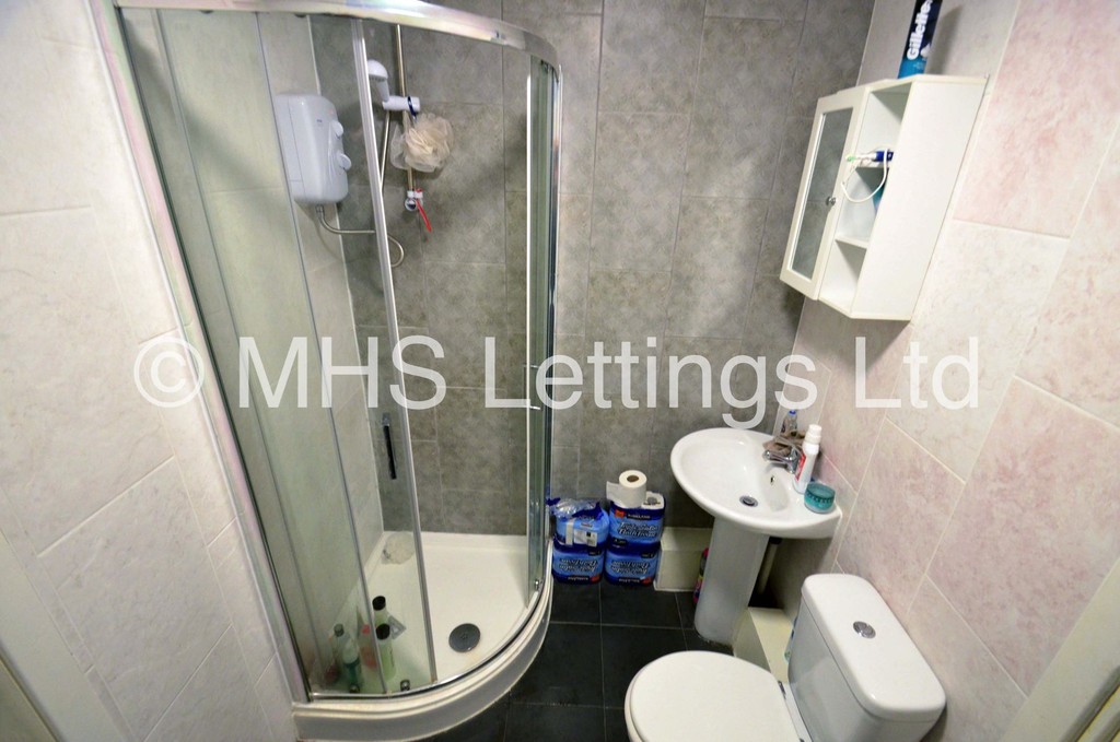 Photo of 1 Bedroom Mid Terraced House in Double Room, 23 Brudenell View, Leeds, LS6 1HG