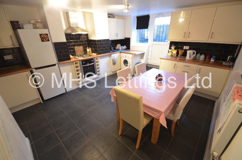 Photo of 1 Bedroom Mid Terraced House in Double Room, 23 Brudenell View, Leeds, LS6 1HG
