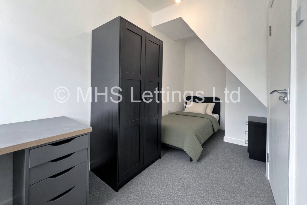 Photo of 3 Bedroom Mid Terraced House in 20 Welton Grove, Leeds, LS6 1ES