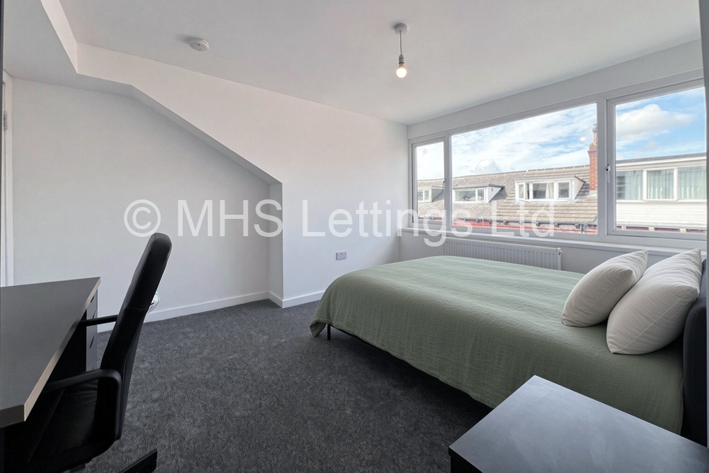 Photo of 3 Bedroom Mid Terraced House in 20 Welton Grove, Leeds, LS6 1ES