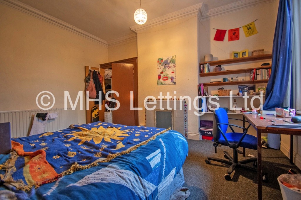 Photo of 6 Bedroom Mid Terraced House in 16 Regent Park Avenue, Leeds, LS6 2AU
