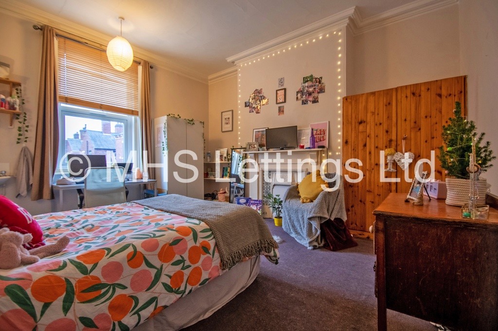 Photo of 6 Bedroom Mid Terraced House in 16 Regent Park Avenue, Leeds, LS6 2AU