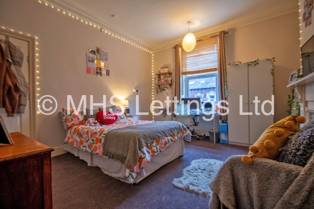Photo of 6 Bedroom Mid Terraced House in 16 Regent Park Avenue, Leeds, LS6 2AU